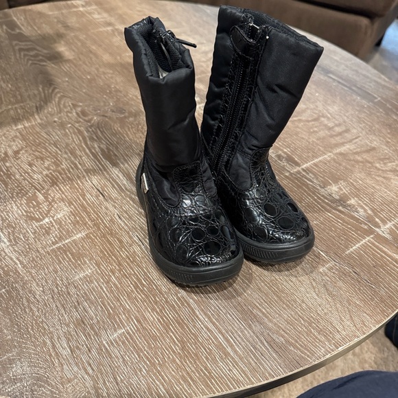 Chic Black Kids Boots with Textured Design - Picture 1 of 6